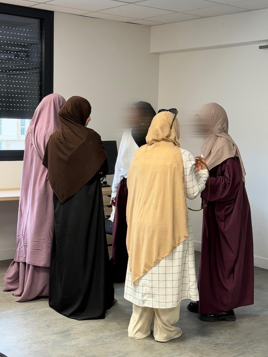 Petit groupe de participantes échangeant debout lors d’un atelier du Cercle