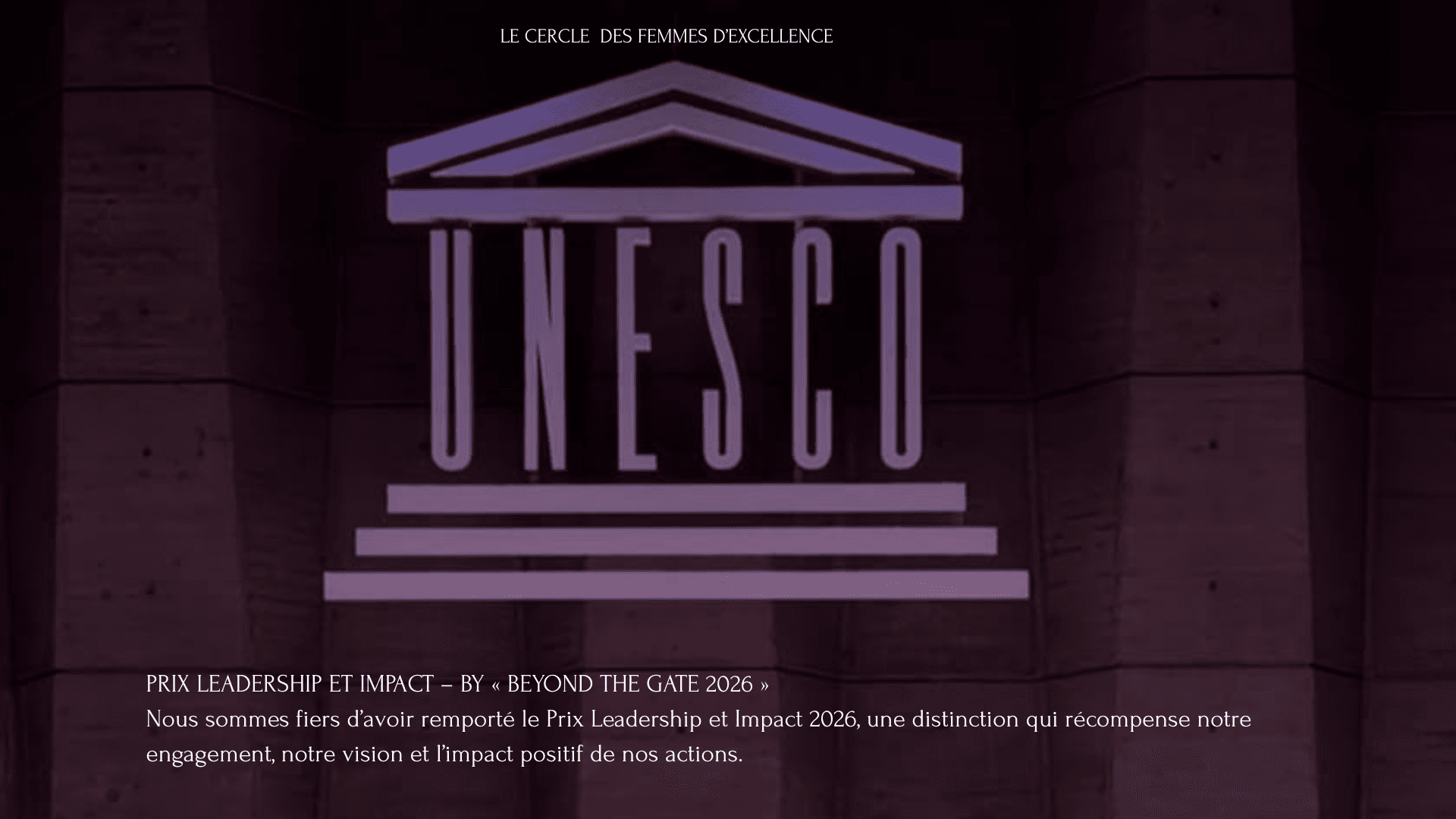 Logo de l’UNESCO éclairé sur une façade, visuel associé au Prix Leadership et Impact 2026 dans la présentation du Cercle